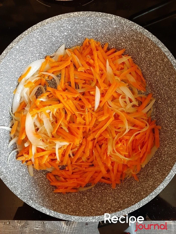 Лук и морковь порезать тонко соломкой и обжарить на среднем огне до мягкости.