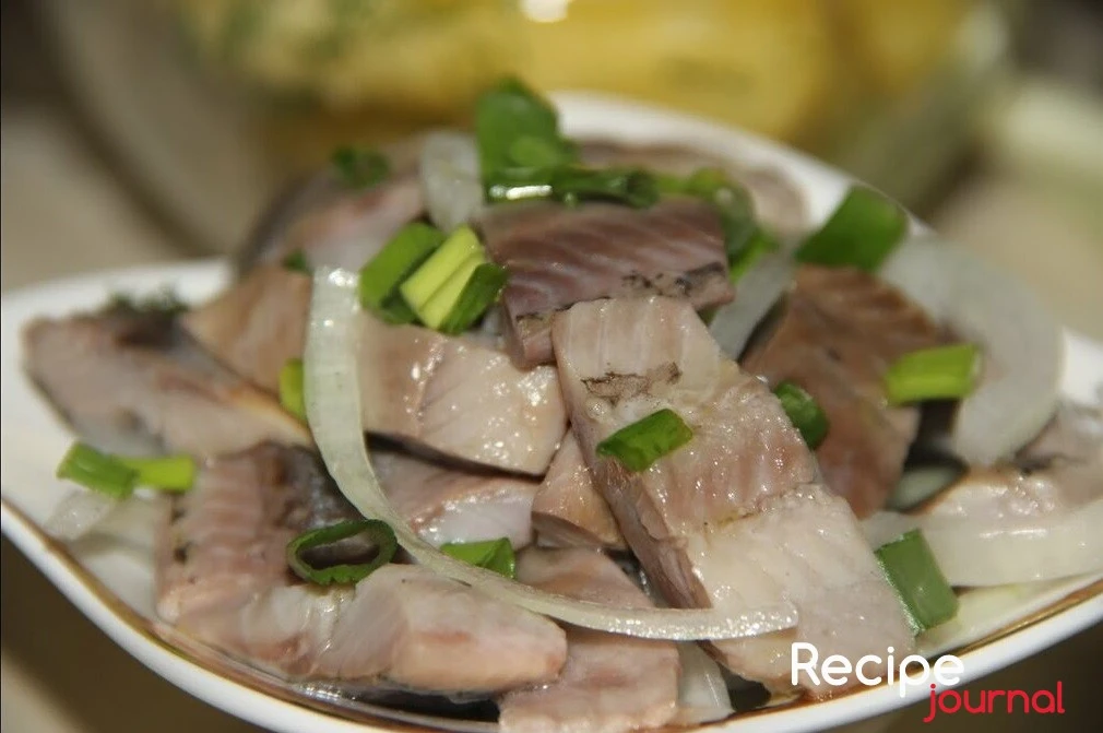 Селедка, маринованная в домашних условиях - рецепт блюда из рыбы