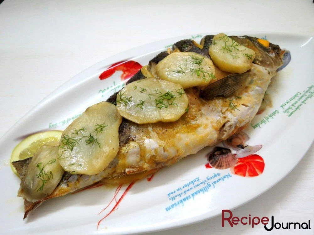 Карп, запеченный с картофелем - рецепт блюда из рыбы
