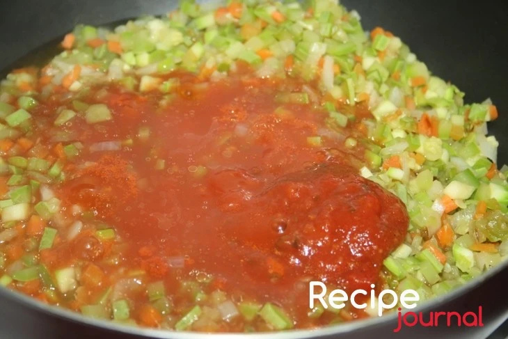Добавить томатный соус и сок, или мелко порезанные помидоры, очищенные от кожицы.  Перемешать и тушить еще минут 6-7.