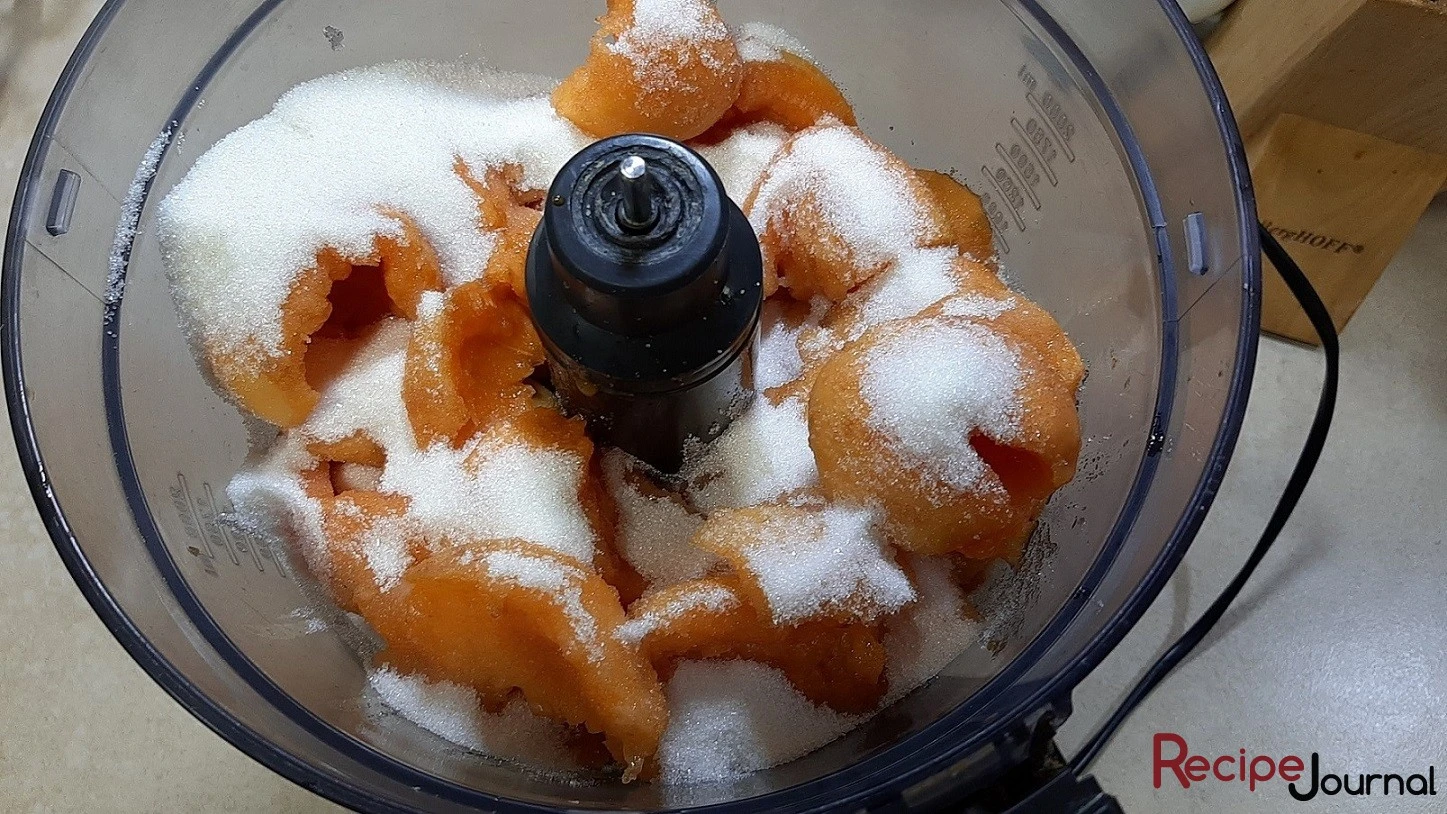 Добавить сахар к абрикосам.