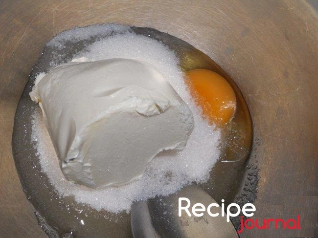 Яйцо растереть с сахаром(80 гр), размягченным сливочным маслом и столовой ложкой холодной воды.