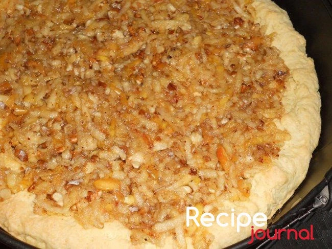 Выложить начинку в подрумяненную основу для пирога и отправить в духовку и выпекать еще 15-20 минут. Венгерский ореховый пирог готов!
