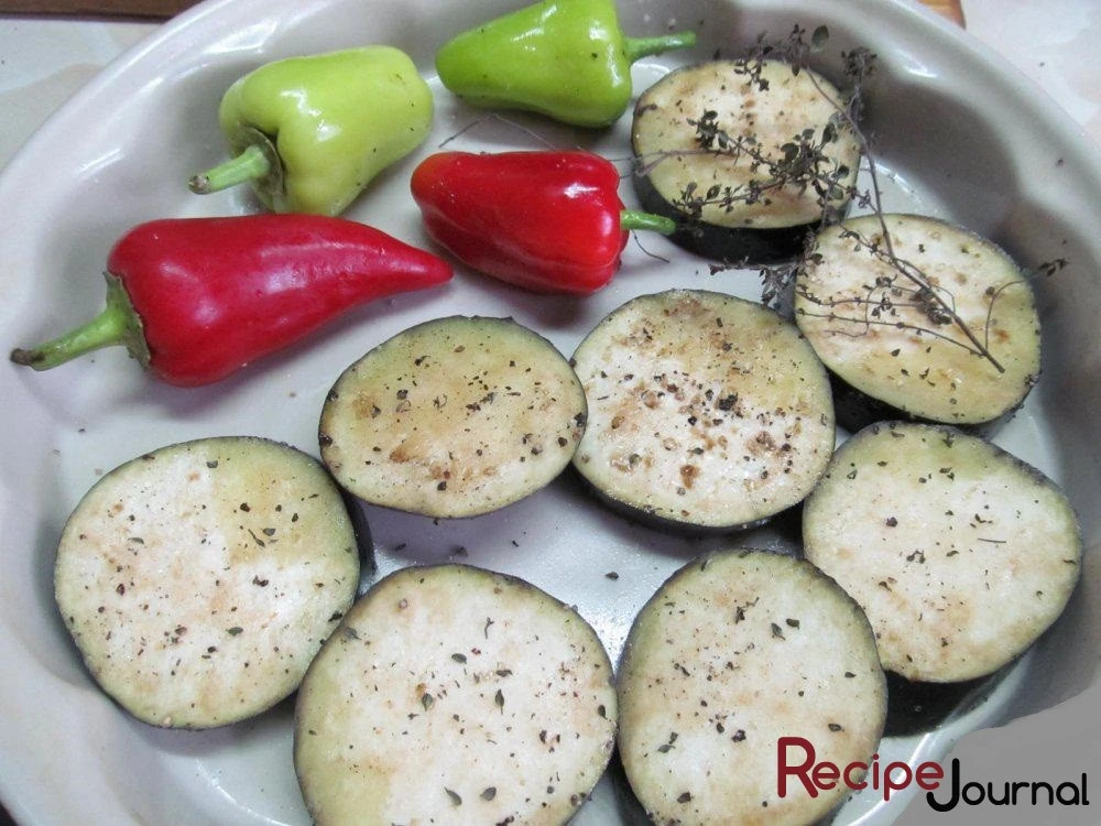 Чистые овощи солим перчим, баклажаны предварительно порежем кружочками или пластинами. Выкладываем на противень.