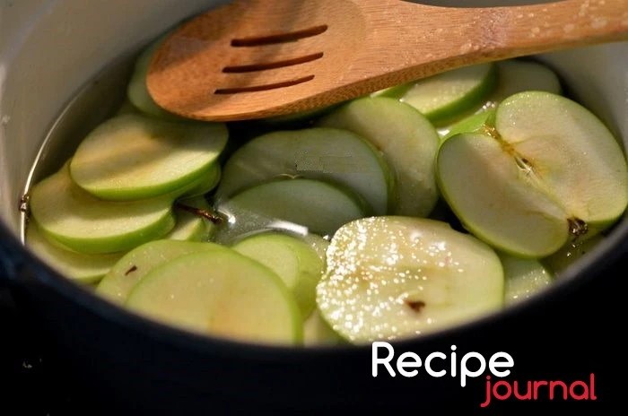 В кастрюльке приготовить сироп из сахара и воды, опустить в кипящий сироп подготовленные пластины яблок и проварить около 10-15 минут, не переварите!
