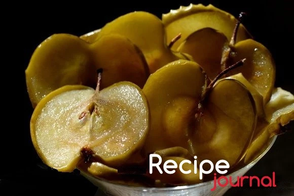 Оставить яблочные чипсы в духовке при 120<sup>о</sup> на пару часов. Когда подсохнут, уложить в тарелку для остывания, хранить в холодильнике.