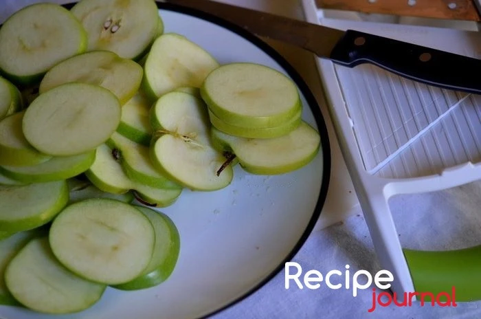 Чистые, сухие яблоки нарезать тонкими пластинами, любым известным вам способом. При желании можно удалить сердцевину, я этого не делала. Включить на разогрев духовку на 180<sup>о</sup>.