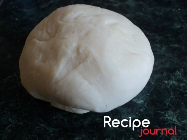 Теперь приготовим тесто. В растительное масло заливаем крутой кипяток, добавляем муку и замешиваем тугое тесто. Накрываем чистой салфеткой и даем отдохнуть 15 минут.
