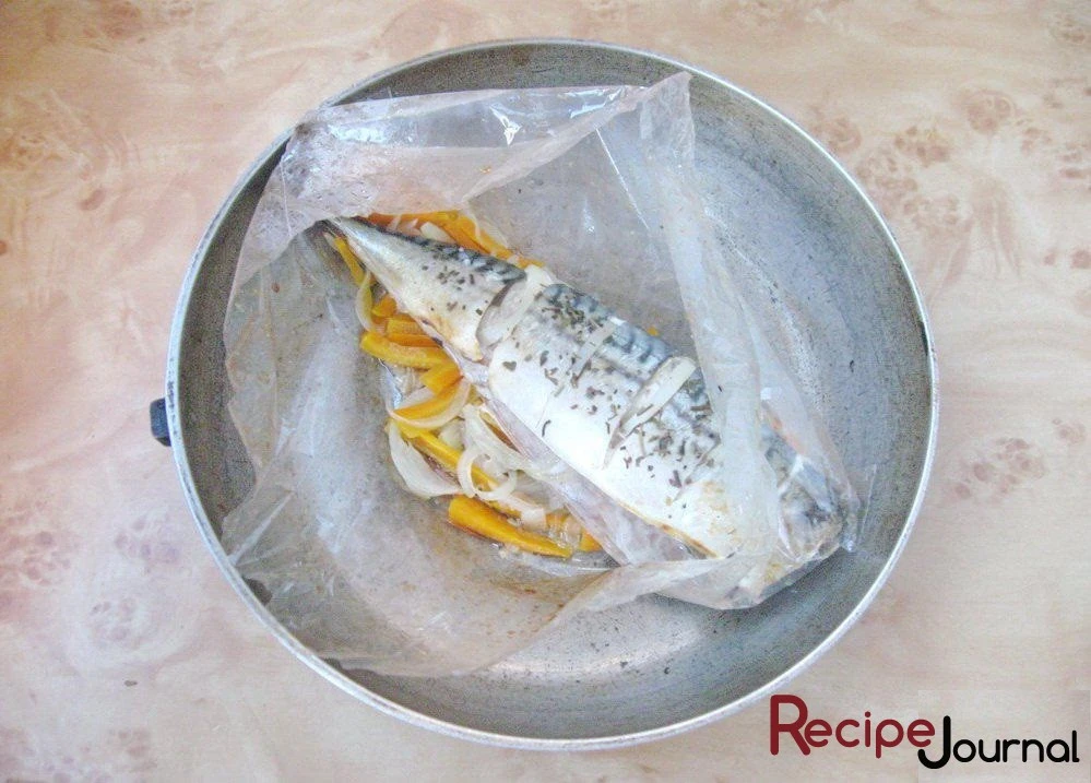 Укладываем пакет с рыбой на противень и отправляем в разогретую до 180<sup>о</sup> духовку на 30 минут.