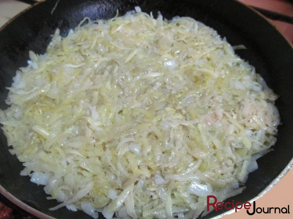 Когда масло растает, хорошо перемешать и придавить картофельную массу поплотнее к сковороде.