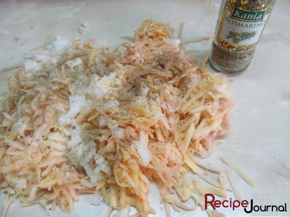 Картофель натереть на крупной терке, лук очень мелко порезать. Когда картофель пустит сок, хорошо отжать и соединить с луком. Посолить, добавить чесночный порошок.