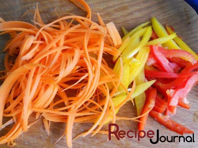 Морковь и перец нарезать тонко лапшой.