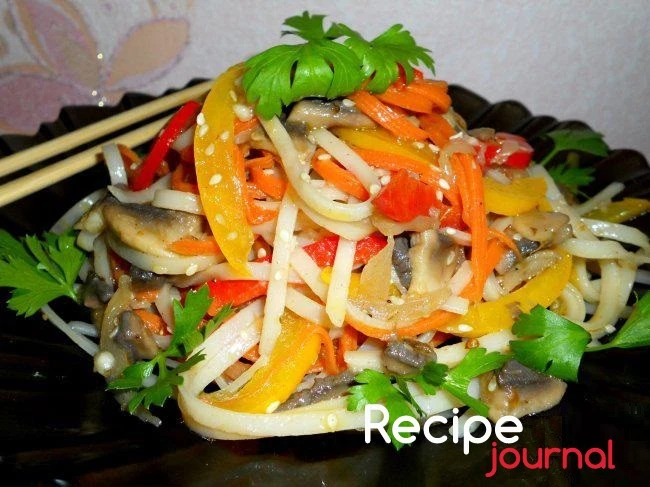 Китайский салат с овощами, грибами и рисовой лапшой - рецепт китайской кухни