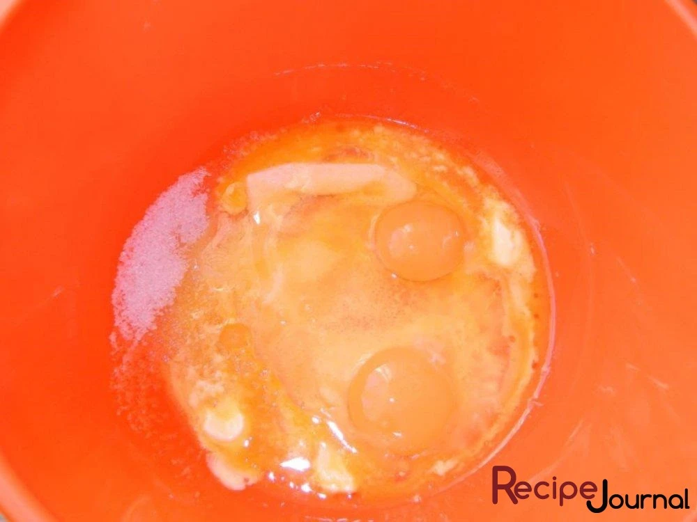 Растираем яйца с сахаром и добавляем размягченное сливочное масло. Хорошо перемешиваем.