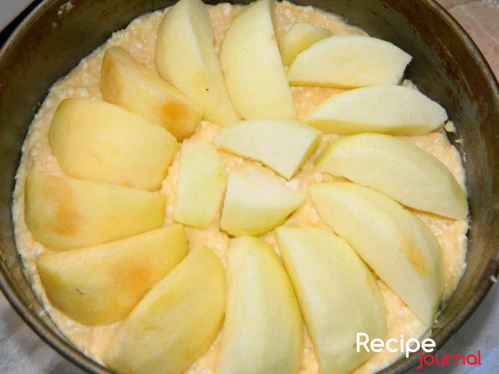 Чистим яблоки и нарезаем дольками, сбрызгиваем лимонным соком, чтобы не потемнели, пока будем готовить карамель и выкладываем на творожный слой.