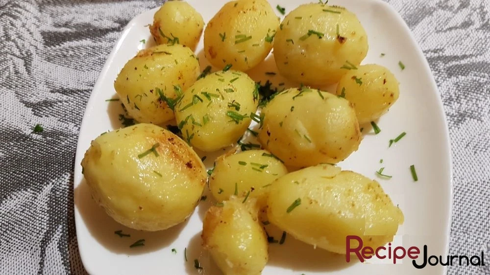 Картофель жареный целиком на сливочном масле - рецепт блюда из овощей