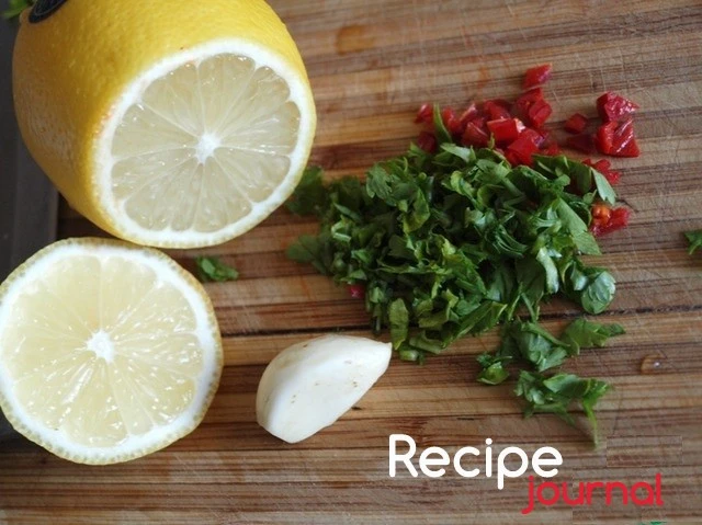 Мелко режем  зелень и перец чили, чеснок также очень хорошо измельчаем, если не очень хочется рубить ножом раздавим его под прессом. Выдавливаем ложку лимонного сока, солим. Все смешиваем и добавляем оливковое масло.