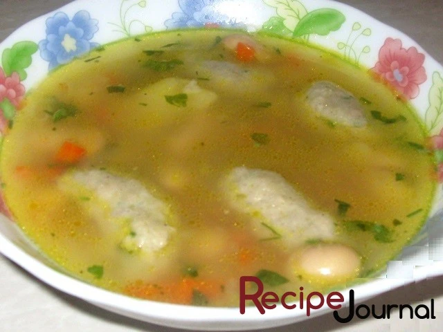 Вегетарианский суп с грибными клецками и фасолью - рецепт на обед