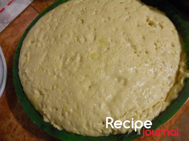 Тесто примерно через 40 минут увеличится в объеме вдвое. Его следует обмять и снова отправить подниматься. Когда тесто второй раз подошло, можно печь хлеб.