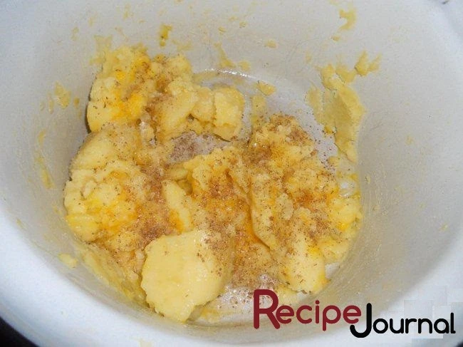 Картофель отварить, отвар не выливать, его используем для замеса теста. Отваренный картофель растолочь до состояния пюре, можно немного развести отваром, добавить масло, соль, приправы (если хотите).