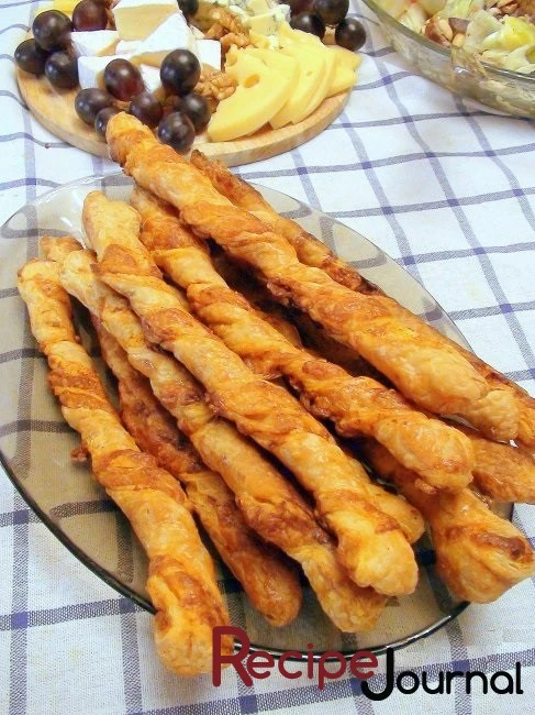 Сырные палочки с паприкой - рецепт выпечки из слоеного теста