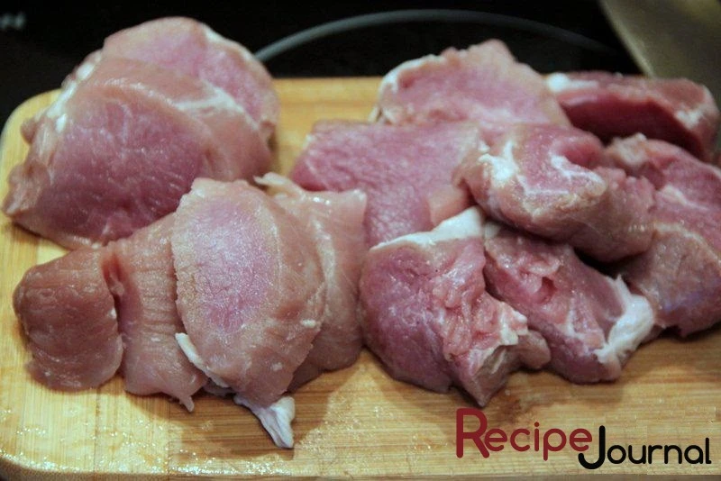 Мясо нарезать небольшими кусочками, обязательно поперек волокон.