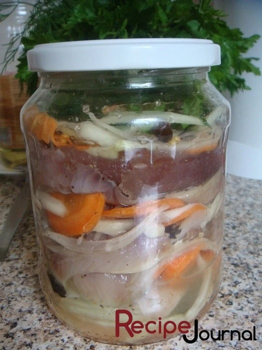Сложить в банку, чередуя слои овощей и сельди, начиная с овощей. Затем залить остывшим маринадом. Убрать в холодильник.