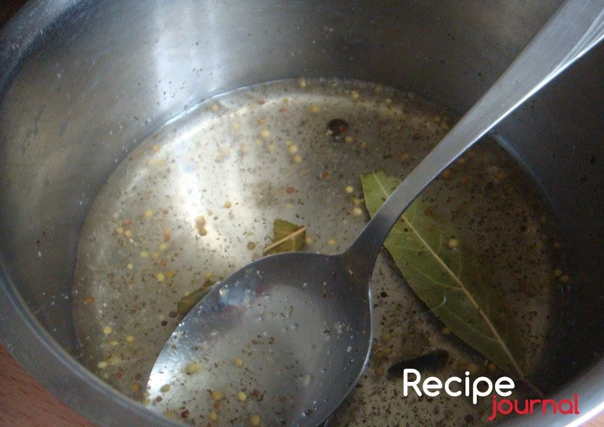 Сварить маринад, для чего закипятить воду со всеми ингредиентами для маринада, уксус добавить в конце. Отставить для остывания.