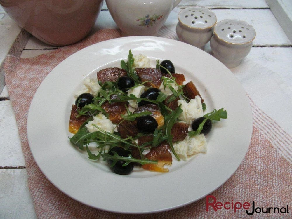 Салат с хурмой и моцареллой - простой рецепт