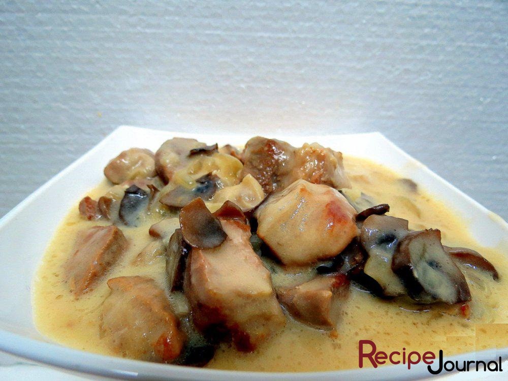 Свинина с грибами тушеная в сметанном соусе - рецепт блюда из мяса