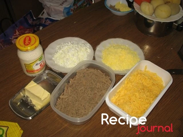 Говяжью печень и яйца отвариваем заранее, масло берем из морозилки. Все ингредиенты, кроме майонеза натираем на крупной терке.