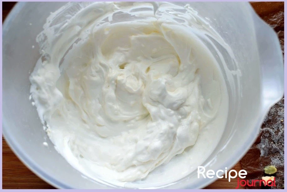 Пока основа остывает, приготовить крем. Сливки взбить с сахарной пудрой и творожным сыром.