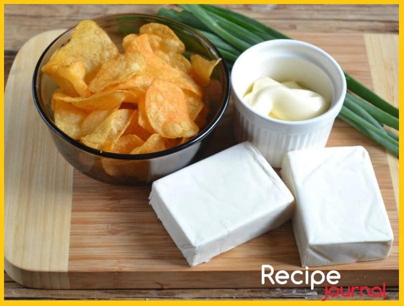 Чипсы покупаем готовые. Сыр надо выбирать поплотнее и перед приготовлением подержать в холоде. Майонез, лук зеленый вот и все что требуется для приготовления закуски.