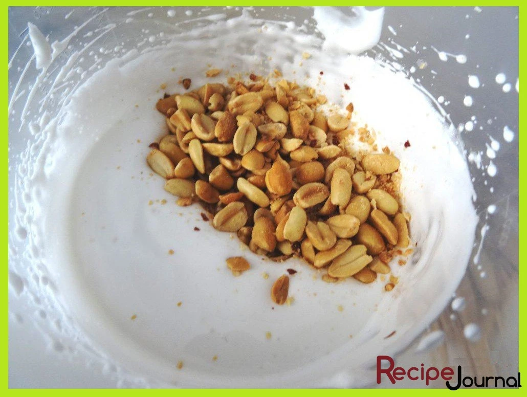 Арахис следует слегка поджарить на сухой сковороде и очистить от шелухи. Когда белки взобьются в крепкую пену, добавить к ним арахис.