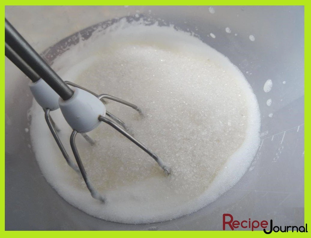 Отделяем белки от желтков, взбиваем белки, добавив немного соли, постепенно вводя сахар.