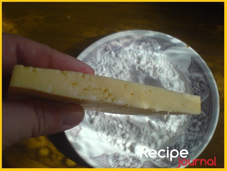 Для приготовления этой закуски, сыр нарезаем прямоугольниками толщиной  около 1 см.