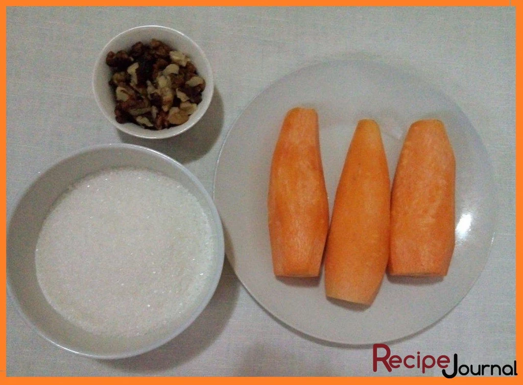 Морковь чистим, орехи слегка подсушиваем на сковороде и и измельчаем.