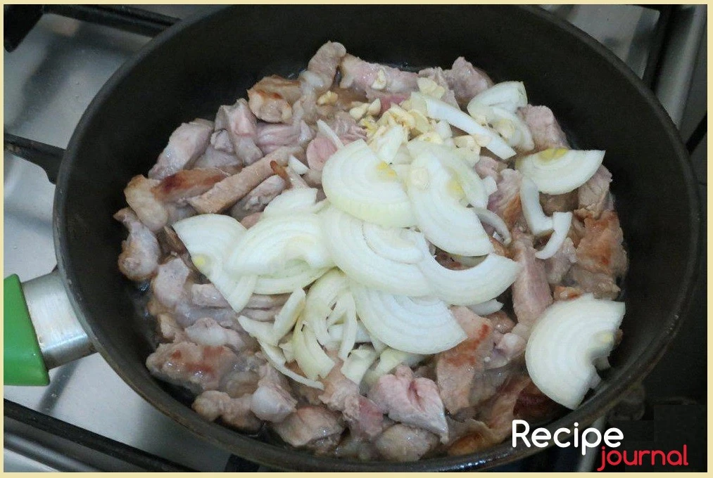 Разогреть в сковороде растительное масло и обжарить свинину помешивая, пока не появится румяная корочка. Затем поперчить и посолить, добавить лук и перемешать, обжаривать пока лук не стане мягким.