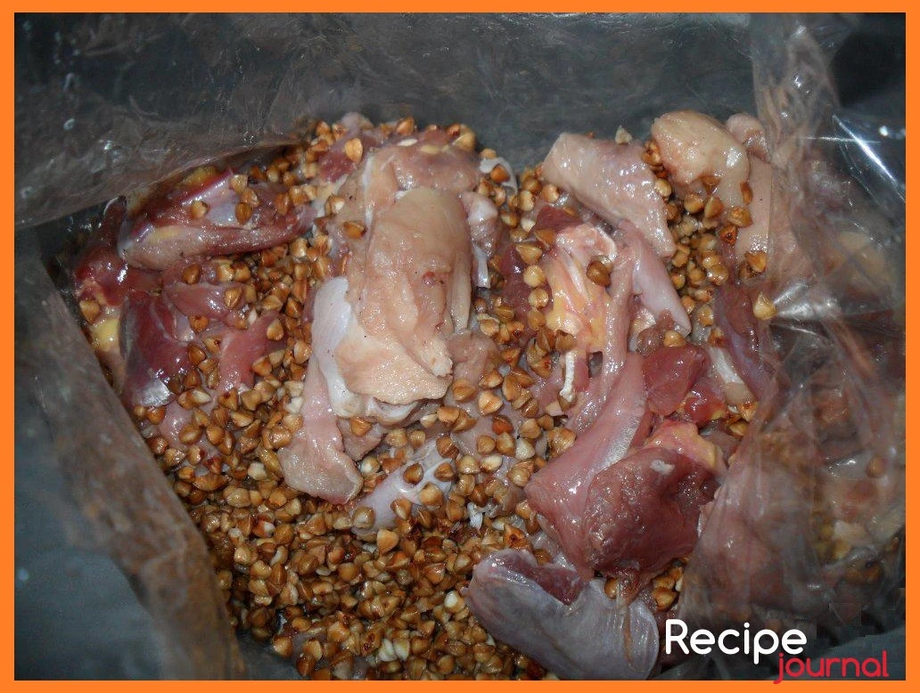 Куриное мясо порезать на небольшие кусочки, также хорошо промыть и добавить к гречке.