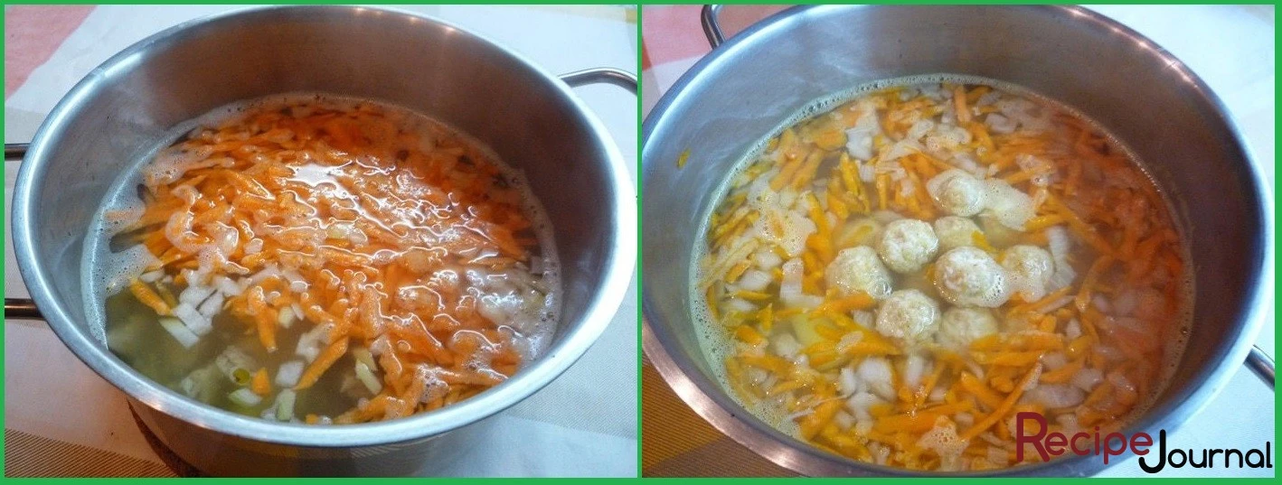 Когда картофель будет почти готов добавляем лук и морковь, после закипания опускаем клецки.