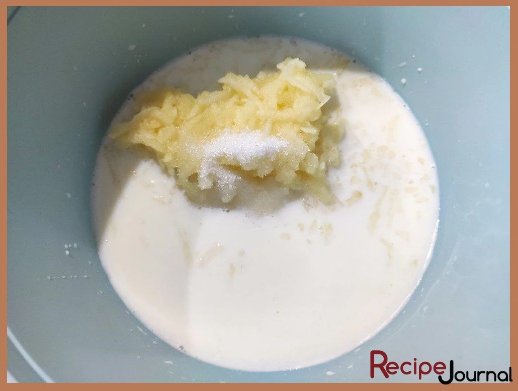 Отправляем натертое яблоко  в молоко и добавляем разрыхлитель, сахар. Перемешиваем.