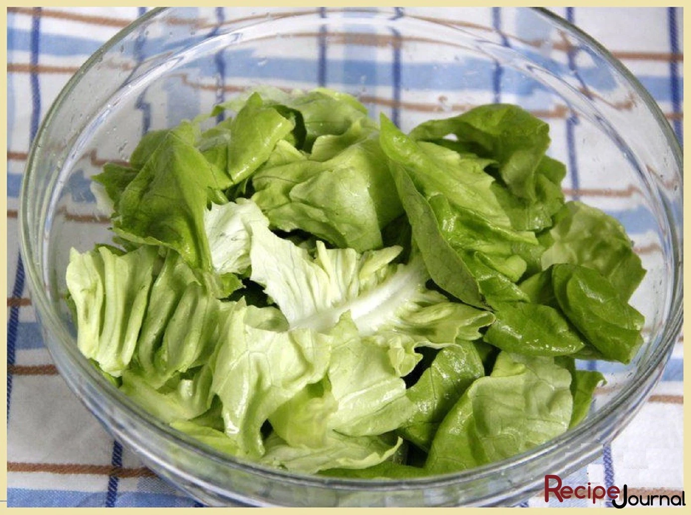 Ингредиенты моем, чистим, листья салата рвем и отправляем в емкость для салата.