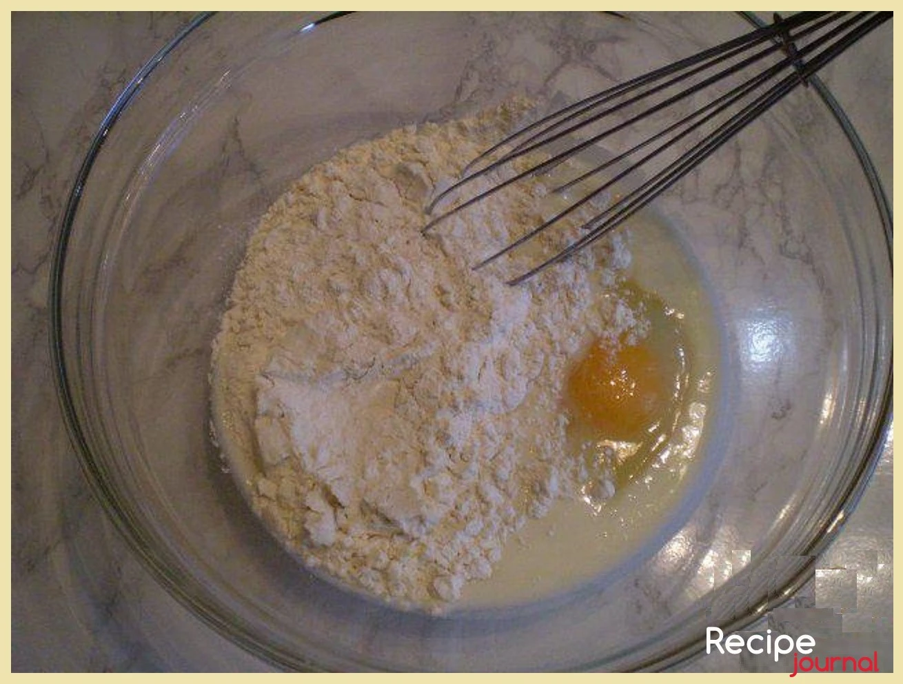 В кефир насыпать соду, она погасится его кислотой, добавить яйцо и муку. Хорошо перемешать.