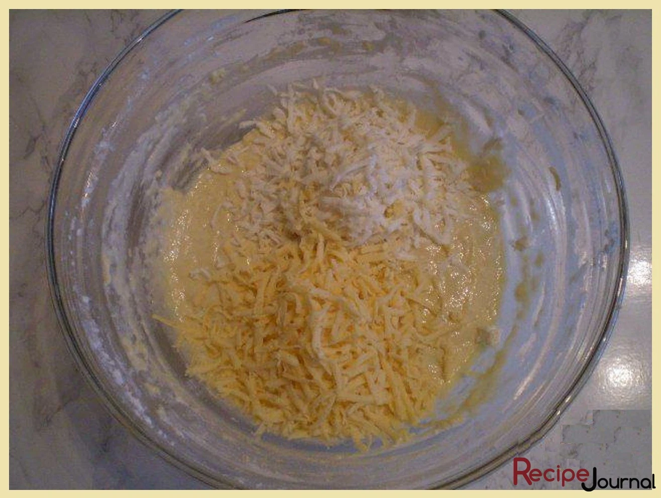 Сыр натереть на крупной терке и добавить в тесто.