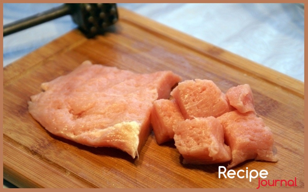 Мясо подготовить ( промыть, обсушить) и слегка отбить. Затем нарезать на порционные кусочки.