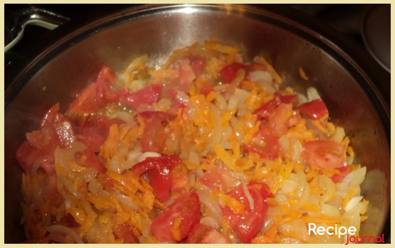 Режем помидоры потоньше и добавляем в сковороду к моркови и луку, тушим, добавляем сахар, соль, перемешиваем, когда подлива становится сочной, овощи в ней мягким, она готова.