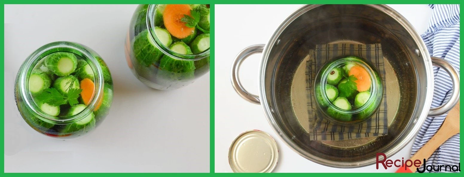 Заливаем овощи крутым кипятком полностью покрыв их в банке. Ставим в кастрюлю с горячей водой  для стерилизации. Накрываем крышкой и стерилизуем (при 90<sup>о</sup>) 10 минут.