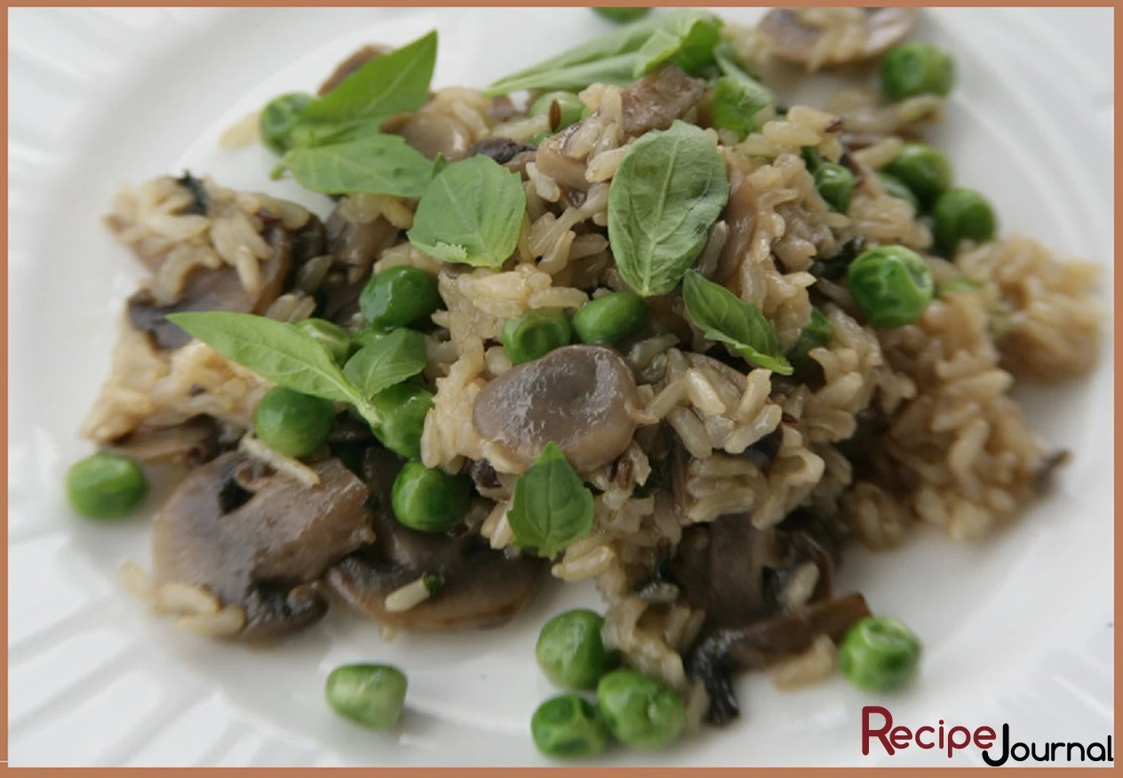 Бурый рис с зеленым горошком и шампиньонами - вегетарианский рецепт