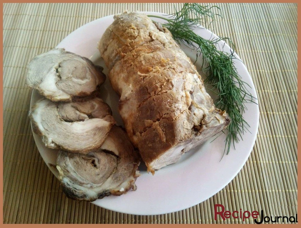 Рецепт блюда из мяса - Рулет из свиного подчерёвка, запеченный в рукаве в духовке