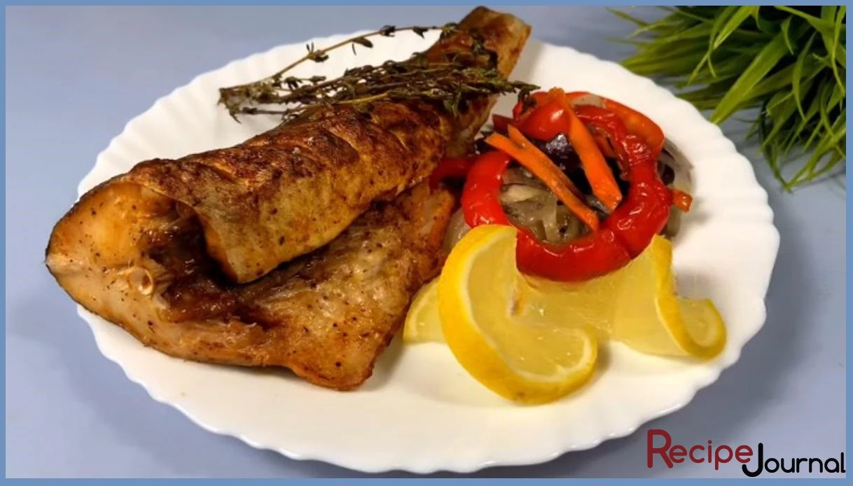 Рецепт блюда из рыбы -  треска, запеченная в духовке на овощной подушке